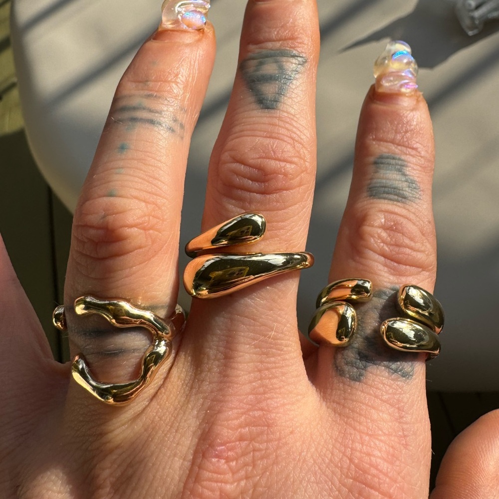 Set of 8 matching gold abstract rings NEW